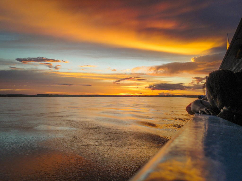 Pôr do sol no Rio Amazonas, Brasil